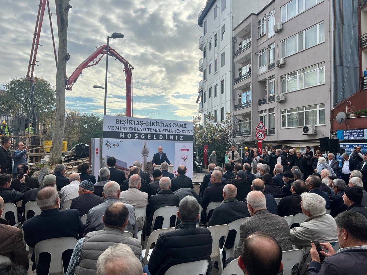 suleymansoylu's tweet photo. Beşiktaş Dikilitaş Mahallemiz’de uzun süren gayretlerin ardından bugün Dikilitaş Camii’nin temeli hamdolsun atıldı.

Mahalle sakinlerimiz, dernek başkanımız, muhtarımız, müftülüğümüz ve yapımını üstlenen Sinpaş Holding Yönetim Kurulu Başkanı Sn. Avni Çelik başta olmak üzere bu hayırlı işe katkı sunan herkesten Allah razı olsun.

Sn. Avni Çelik, camimizin içinde taziye alanı ve eğitim birimlerinin de bulunacağını, inşallah bir yıl içerisinde tamamlanmasının hedeflendiğini ifade etti.

Bu güzel hizmetin hayırlara vesile olmasını diliyorum. Emeği geçenlerin hayrını Allah kabul etsin.