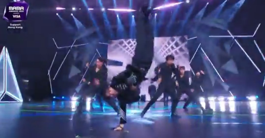 Yeokjaeoppaya's tweet image. 90년대생 없는 마마에서 물구나무 선 건
마흔살 은혁오빠 뿐이었어 나 감동했어