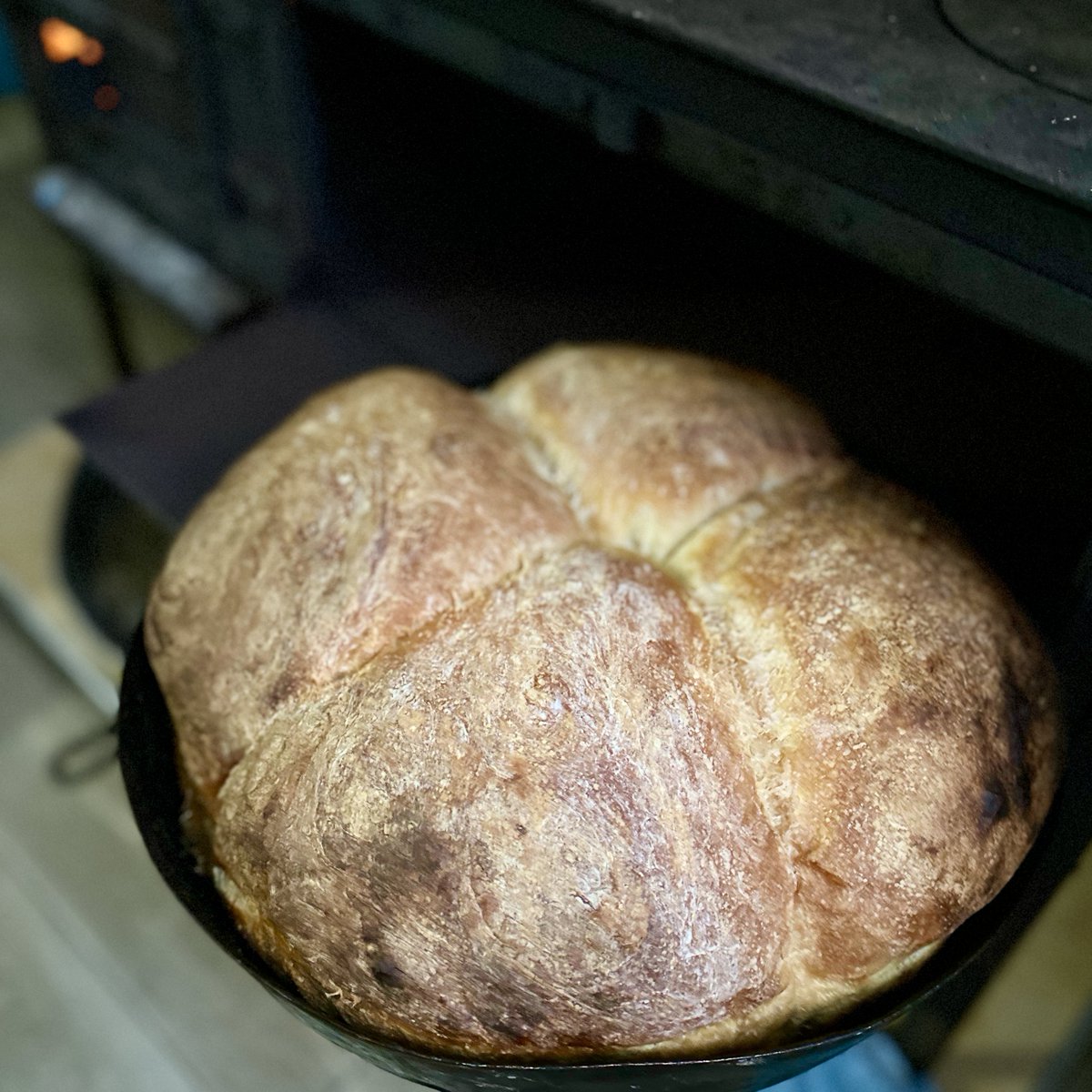 vedatmilor's tweet image. Teknoloji ne kadar ilerlerse ilerlesin, gastronomide bazı zirveler aşılamıyor. Profesyonel fırınlar bir yanda, kuzinenin o isli sıcaklığı diğer yanda.