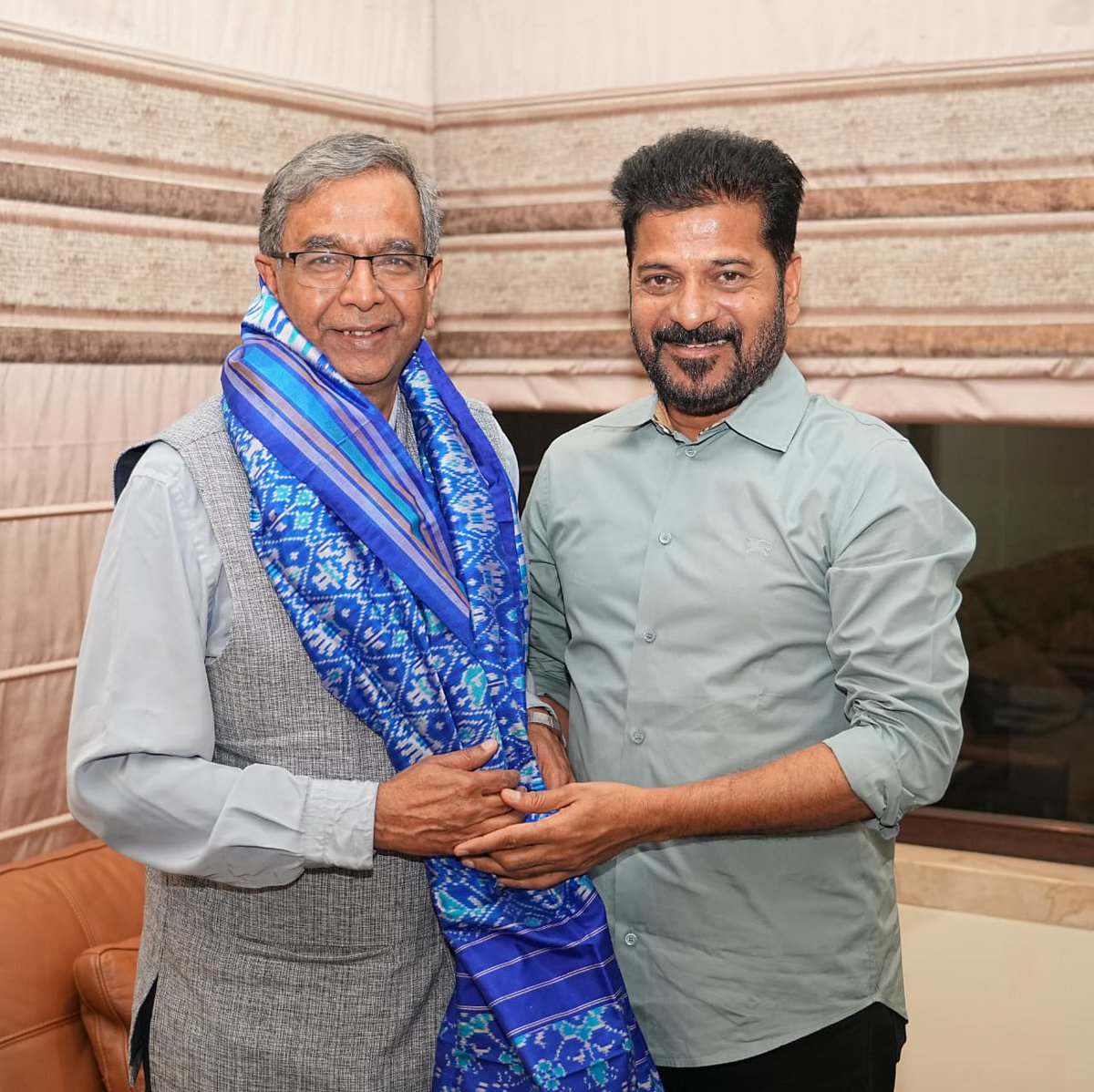 TelanganaSamvad's tweet photo. पब्लिक हेल्थ फ़ाउंडेशन ऑफ़ इंडिया (@thePHFI) के संस्थापक अध्यक्ष एवं इंडियन इंस्टीट्यूट ऑफ़ पब्लिक हेल्थ–हैदराबाद (@IIPHHyderabad) के चांसलर, पद्मभूषण प्रो. के. श्रीनाथ रेड्डी जी ने माननीय मुख्यमंत्री श्री ए. रेवंत रेड्डी जी से शिष्टाचार मुलाकात की।

#PHFI #PublicHealth #PulsetoPlanet