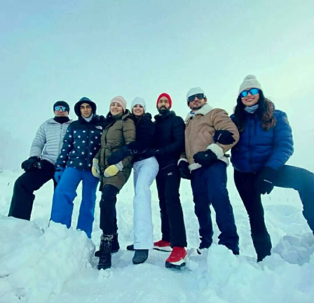 Arneha110qaxz's tweet image. Frosty fairies. 🥰🤗
. 
. 
. 
#Arjunbijlani #Deeptibhatnagar
#Nishankswami #kashmir #Throwback #Chetnapande #Nehaswamibijlani