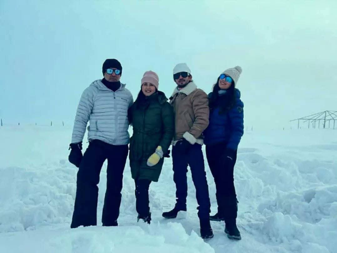 Arneha110qaxz's tweet image. Frosty fairies. 🥰🤗
. 
. 
. 
#Arjunbijlani #Deeptibhatnagar
#Nishankswami #kashmir #Throwback #Chetnapande #Nehaswamibijlani