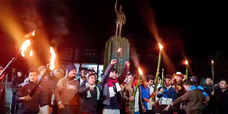 Hundreds join ABSU-led torchlight procession in Kokrajhar opposing Assam’s decision to grant ST status to six communities.

Read More-  northeastindia24.com/?p=39134 

#Kokrajhar #ABSU #STStatus #Assam #BTR #TribalRights #Protest #DipenBoro #BodoStudents #AssamNews