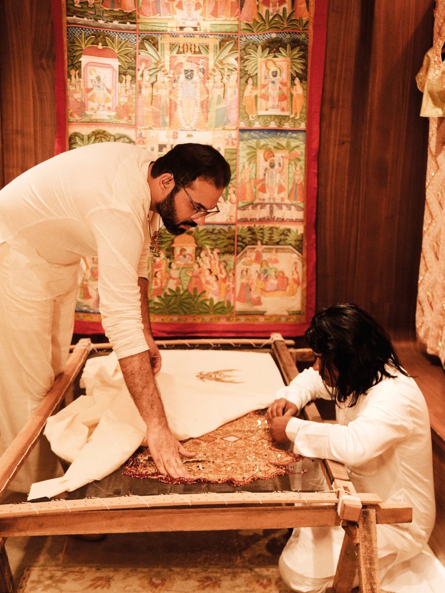 HELLOmagIndia's tweet image. #PankajSChadha opens his #Delhi atelier to reveal how he’s blending artistry, heritage, &amp;amp; childhood lessons to revive India’s ancient embroideries &amp;amp; restore their place in modern couture: shorturl.at/IadUZ #HELLOIndia #HELLOMagazine #PankajSHeritage