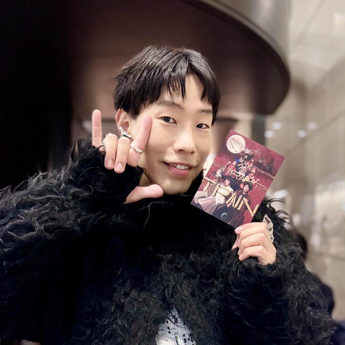 RyotaroSakaguTw's tweet image. 芸劇で「#TRAINTRAINTRAIN」に乗ってきた。人間は誰もが詩だね。言葉も音も身体も考えも違うし全てをわかれなくても、私は舞台上に存在している体音振動温度呼吸風からそれぞれの生き様と詩を感じました。劇場に音声ガイドや字幕などの鑑賞サポートが常備される日まで、私は私なりに走るよ🛤️