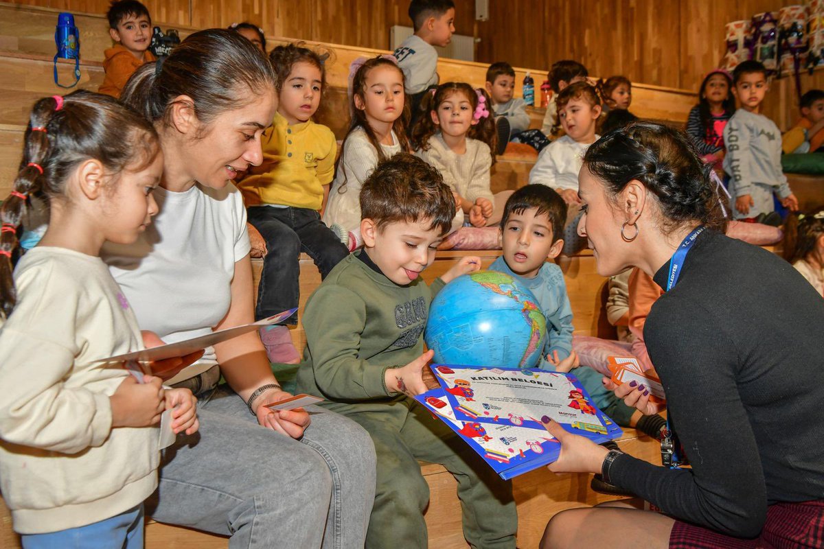 MamakBelediyesi's tweet photo. Ankara Büyükşehir Belediyesi Afet İşleri ve Risk Yönetimi Dairesi uzmanları, Durali Alıç Kreş ve Gündüz Bakımevimizde 40 öğrencimize afet ve doğa olaylarına karşı bilinçlendirme eğitimi verdi.

Eğitim sonunda miniklerimize sertifika ve içerikle ilgili çeşitli hediyeler verildi. https://t.co/mf7Ucr2nJF
