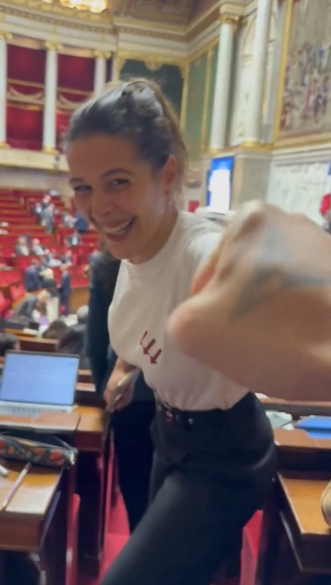 gerault_verny's tweet image. 🚨SCANDALE : La députée LFI @BelouassaAnais porte fièrement un t-shirt de la Jeune Garde (groupuscule d’ultra gauche dissout pour sa violence) à l’Assemblée nationale. Leur gourou @ArnaultRaphael la félicite. 

@YaelBRAUNPIVET, une réaction ? Le délit de reconstitution de ligue…