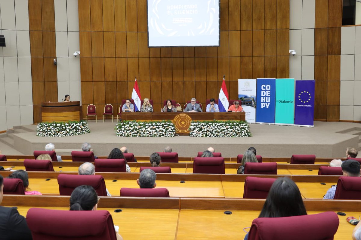 La Comisión de Derechos Humanos <a href="/senadoddhhpy/">Comisión de Derechos Humanos del Senado</a>, encabezada en la fecha por su relator, el senador <a href="/FilizzolaRafael/">Rafael Filizzola</a>, realiza la presentación del informe sobre asesinatos de periodistas en el país, denominado “Rompiendo silencios”

📍Sala de sesiones del Congreso Nacional