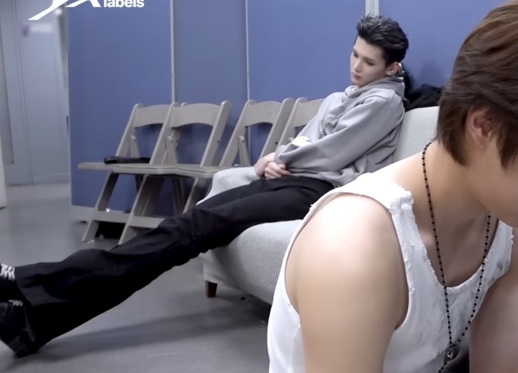 bambithej0's tweet image. why is it giving