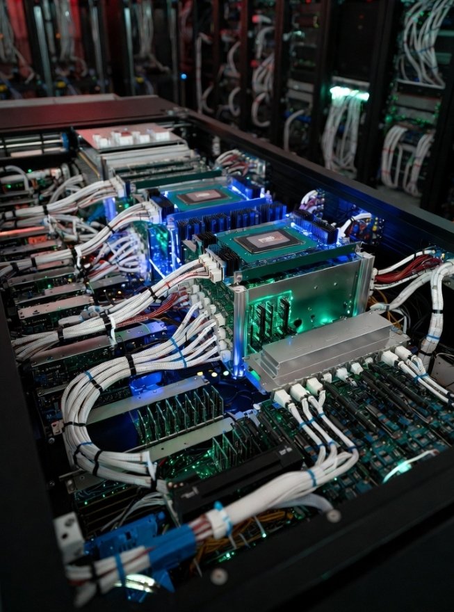 En ningún momento se niega la utilidad de que México sea capaz de generar a través de investigación sus propias tecnologías, llámense Vacuna Patria, respiradores Ehecatl, supercomputadora Coatlicue, o una industria nacional semiconductores, autos eléctricos Olinta o hasta un