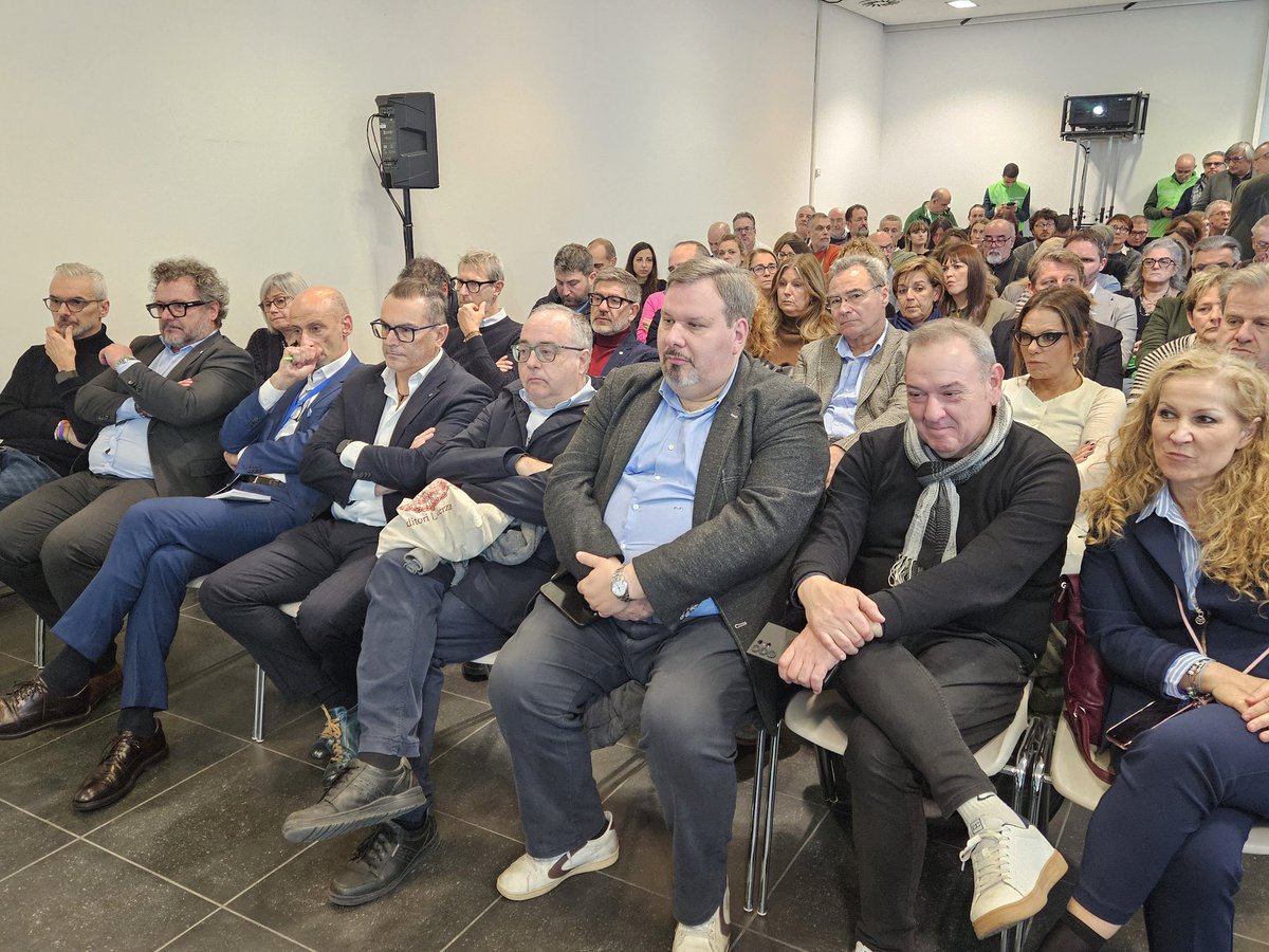 fai_cisl's tweet image. Il Segretario Generale @OnofrioRota e la delegazione #FaiCisl #Veneto partecipano, nell'ambito della 34ª edizione di JOB&amp;amp;Orienta, al convegno organizzato dalla @UsrVeneto sull'intelligenza artificiale, aperto dal Segretario Generale della USR Massimiliano Paglini e concluso dal