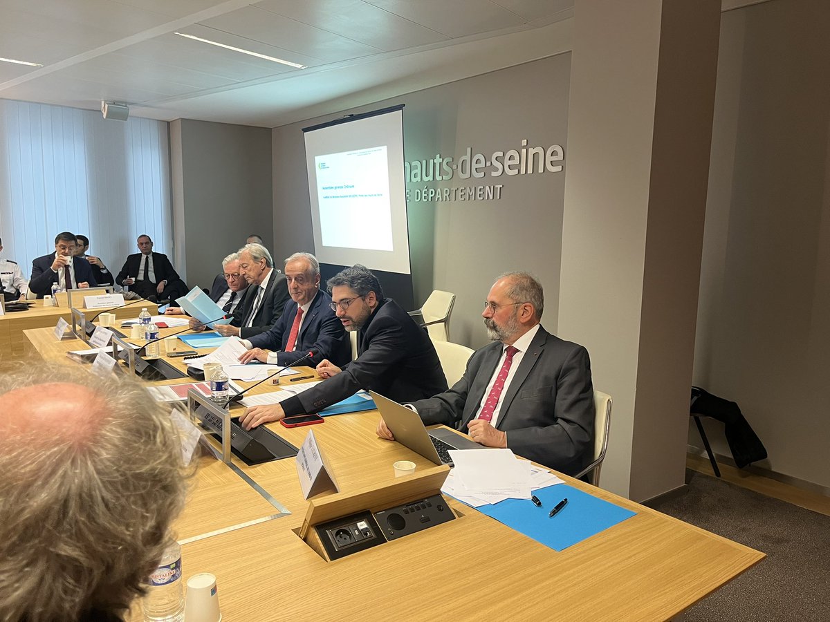 Présent aujourd’hui à l’Assemblée générale de l’AMD 92 <a href="/l_amf/">AMF | Association des maires de France</a>, aux côtés d’Alexandre Brugère, préfet des Hauts-de-Seine <a href="/Prefet92/">Préfet des Hauts-de-Seine 🇫🇷🇪🇺</a> et de Georges Siffredi, président des <a href="/hautsdeseinefr/">Département des Hauts-de-Seine</a>. Des échanges utiles sur les enjeux du département et la coopération entre les acteurs locaux.