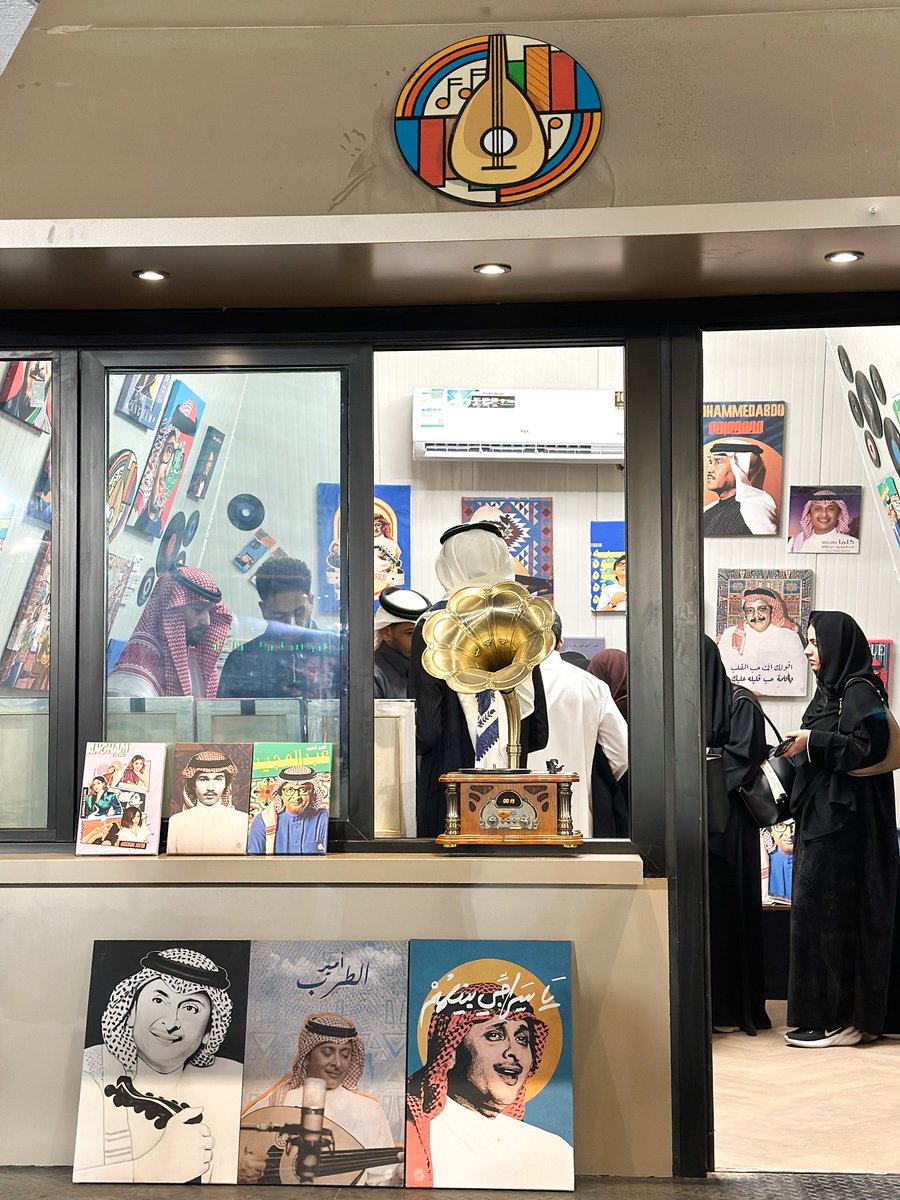 عُشاق الفنّ
بوث نسعد ونطرب متواجد الليلة 
بـ مسرح محمد عبده لـ #جلسة_فنان_العرب 
وعندنا لكم مفاجأة بانتظاركم على الموعد❤️‍🔥🎼