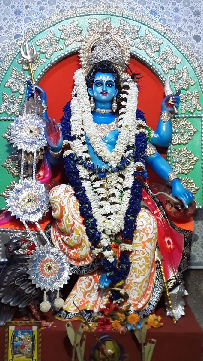 नीलवर्ण तेज से आलोकित, कर्मों का लेखा-जोखा रखने वाले, न्याय और सत्य के प्रतीक प्रभु शनि देव को शत-शत नमन।
जो भक्त सच्चे मन से शरण आते हैं, उनके दुख हर लेते हैं, जीवन के हर उतार-चढ़ाव में सही दिशा दिखाते हैं।
शनि देव की कृपा से जीवन में संयम, धैर्य, सत्य और परिश्रम का प्रकाश सदा