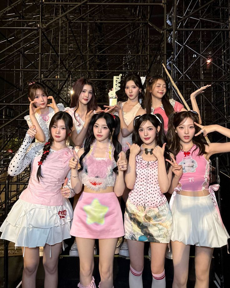 🏆 | Hearts2Hearts Thropy on Awards so far!

🏆 "The Chase" Stage Champion.
🏆 "The Chase" The Show.
🏆 Asea Best New Artist.
🏆 Seoul Music Awards Best New Artist.
🏆 KWDA Super Rookie.
🏆 TMA Next Leader.
🏆 Brand Of The Year 🇰🇷
🏆 Brand Of The Year 🇮🇩
🏆 KGMA Rising Star.
🏆