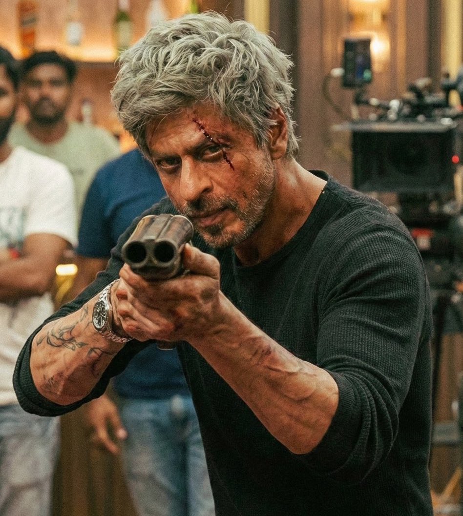 SRKUnited_'s tweet photo. These #King AI pics are giving literally chills https://t.co/I3knU1Mk1a