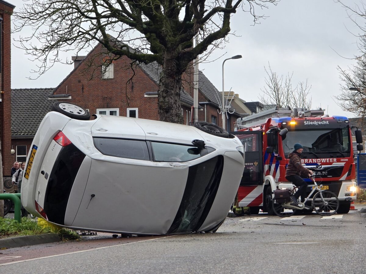Auto belandt op z'n kant op Stationsweg