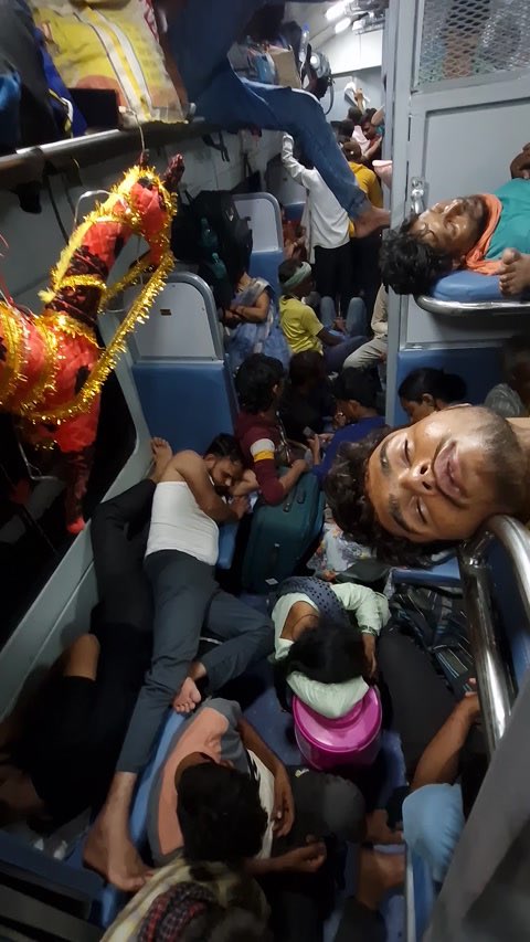 macroschema's tweet image. British constructed ~65,000 km of rail tracks across Indian subcontinent 

They built world class stations in Mumbai etc

Post partition India received ~54,000 km rail network 

Total route‑length of Indian Railways today is ~69,000 km

Added just ≈ 15,000 km in 78 years

😆