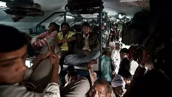 macroschema's tweet image. British constructed ~65,000 km of rail tracks across Indian subcontinent 

They built world class stations in Mumbai etc

Post partition India received ~54,000 km rail network 

Total route‑length of Indian Railways today is ~69,000 km

Added just ≈ 15,000 km in 78 years

😆