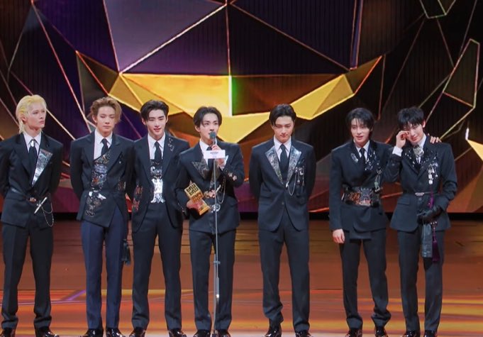 jayseongcorn's tweet image. CONGRATS, #ENHYPEN WON VISA&apos;S FAN CHOICE OF THE YEAR, DAESANG! 🎉🏆