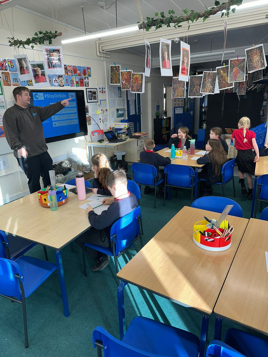 Week 5 of #StayOnSide at Ysgol Min-Y-Ddol! ✨

Pupils learned how Reflection 🪞 helps us make better choices, grow 🌱 and avoid ASB 🚫

They also tried out Handball 🤾‍♂️🔥 — learning about possession, transitions and movement on &amp; off the ball.

Proudly funded by <a href="/TNLUK/">The National Lottery</a> 🎟️💛
