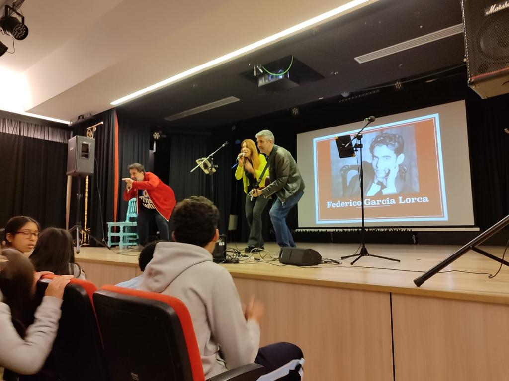 Todos los alumnos de ESO hemos disfrutado de la literatura musicalizada de “Verso a verso”, representada por @_educapop_ y concedida por <a href="/JMDChamberi/">Distrito Chamberí</a>. Una experiencia muy divertida. #colegiosHHCC #EducaciónVicenciana