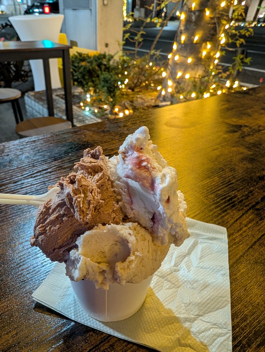 ジェラート屋さんに顔出しと御礼も兼ねて行ったら、チャレンジ・ザ・トリプルみたいなことしてて、震えが止まんない🥹