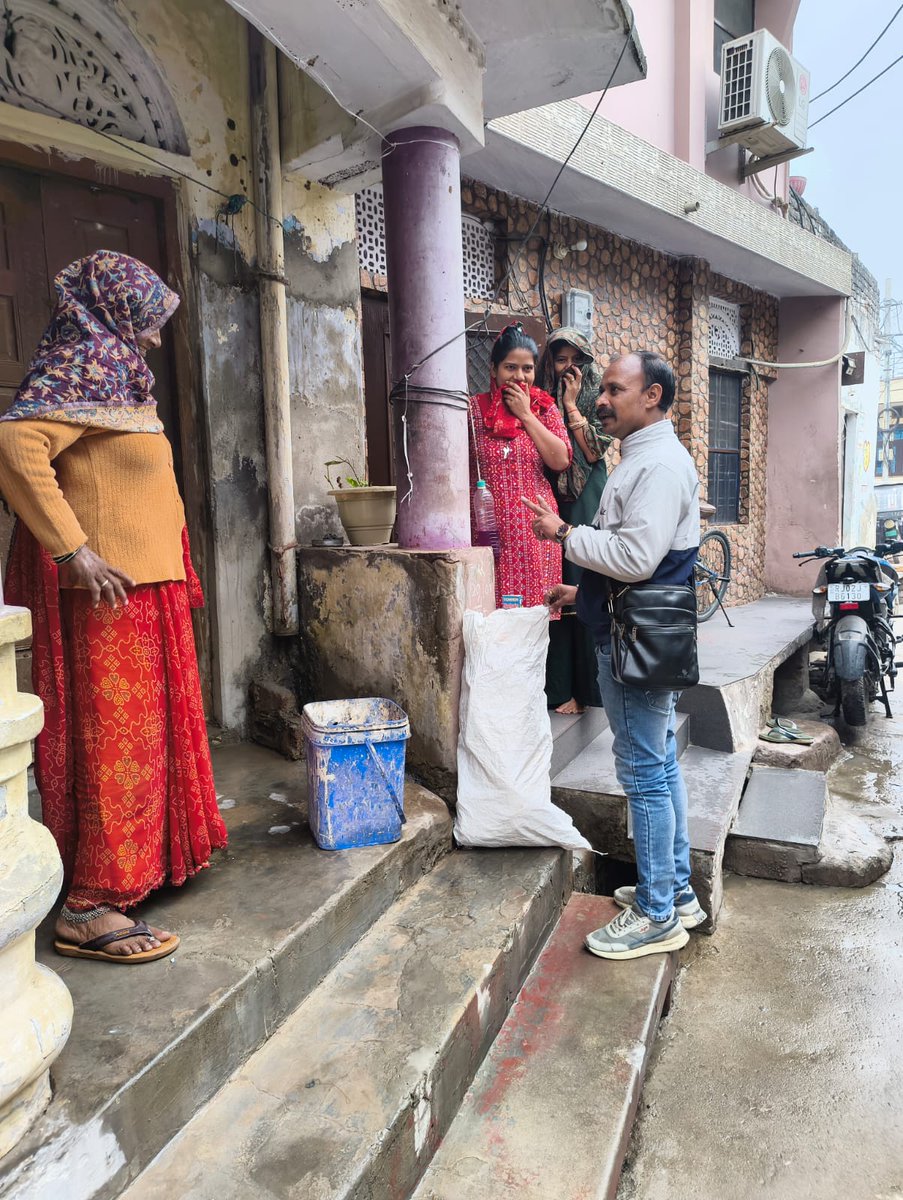 sbmualwar's tweet image. नगर निगम अलवर द्वारा चलाया जा रहा विशेष जागरूकता अभियान, टीम द्वारा घर-घर जाकर रहवासियों को कचरे के प्रकारों के बारे में जागरूक किया जा रहा है |

#SwachhBharat #WasteSegregation

@MoHUA_India @SwachhBharatGov @SmdsbmU @SwachSurvekshan @mlkhattar @tokhansahu_bjp @DMDCAlwar