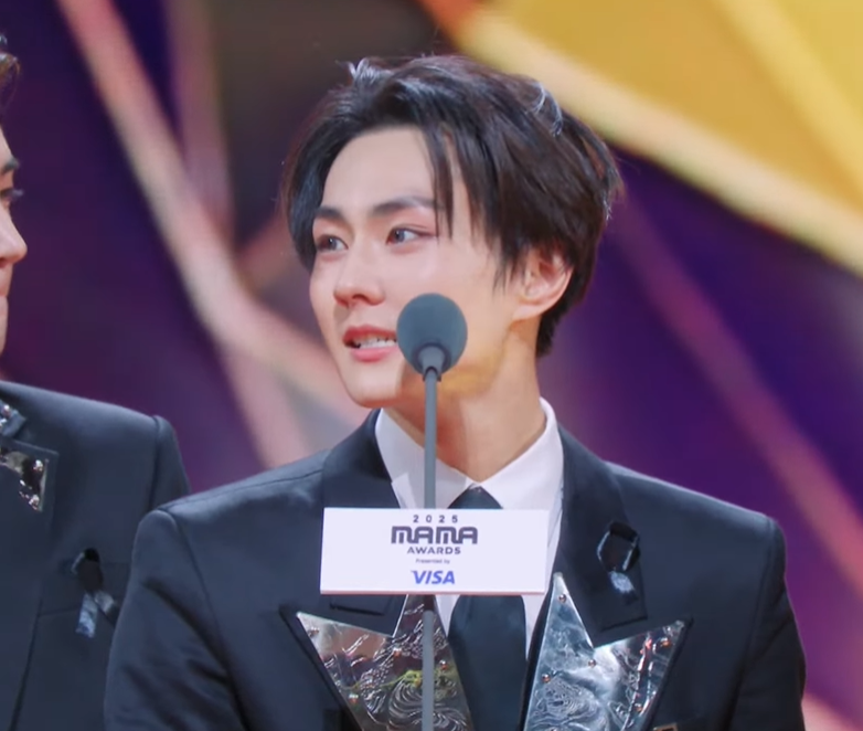 AboutMusicYT's tweet image. Jungwon of ENHYPEN tears up on stage while accepting the Fans' Choice of the Year Daesang.
