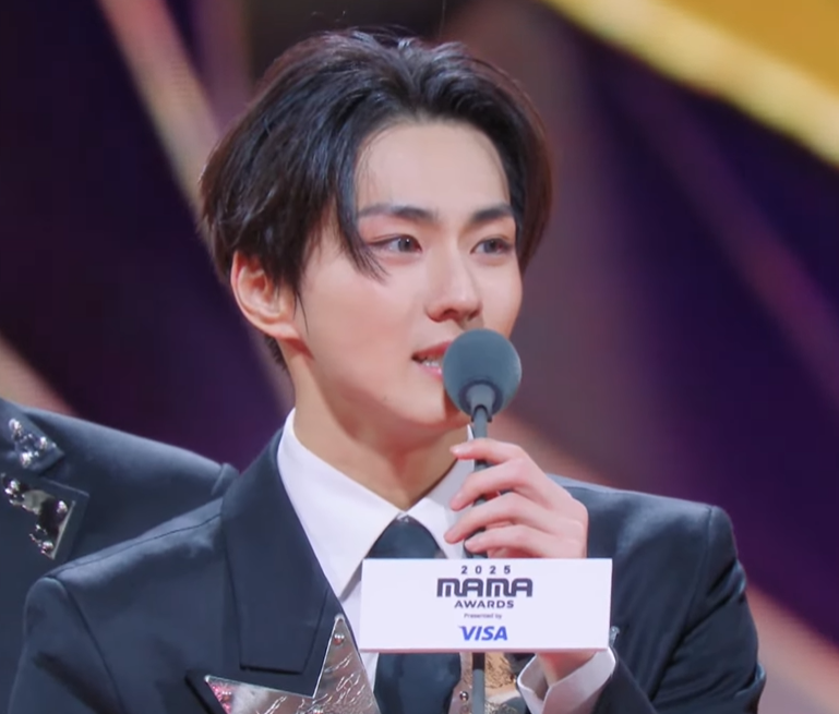 AboutMusicYT's tweet image. Jungwon of ENHYPEN tears up on stage while accepting the Fans' Choice of the Year Daesang.