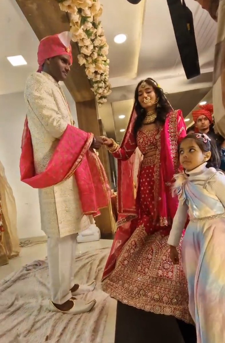 Neha_1513's tweet image. आजकल पता नहीं ट्रेडिंग में #कालो का  दौर चल रहा है। 
इसलिए यार क्रीम पाउडर पर पैसे खर्च मत करना .. नहीं तो कैटरीना कैफ हाथ से निकल जाएगी.. 🤣😜
ऐसे यार इसमें क्या देखा होगा...?? 🤔