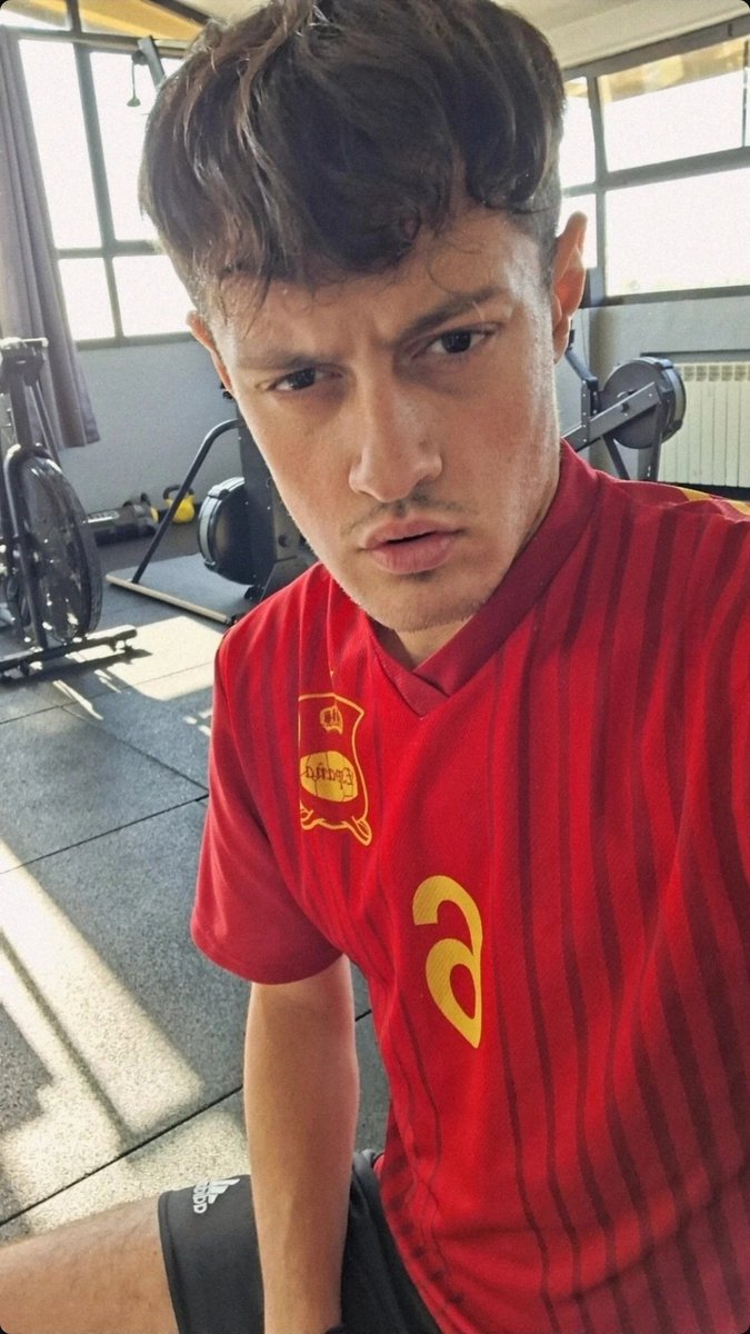 AlexJet12345's tweet image. Ammira la perfezione e inchinati ai miei piedi!