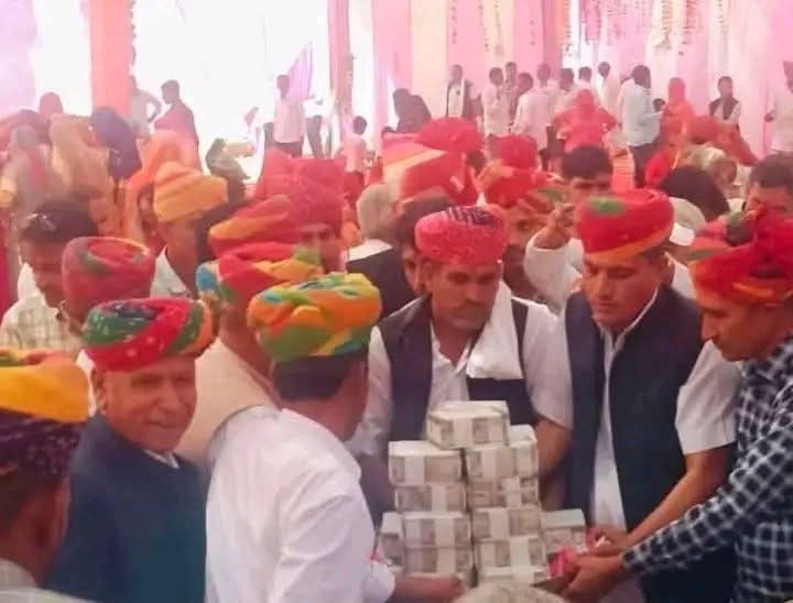 नागौर जिले में एक बार फिर से नया इतिहास 
1 करोड़ 31 लाख रोकड़   
80 बिघा जमीन 
मेड़ता में 6 प्लोट
 1kg सोना 
5kg चांदी... का मायरा.
बेदावड़ी गांव के फड़ौदा जाट परिवार द्वारा मायरा