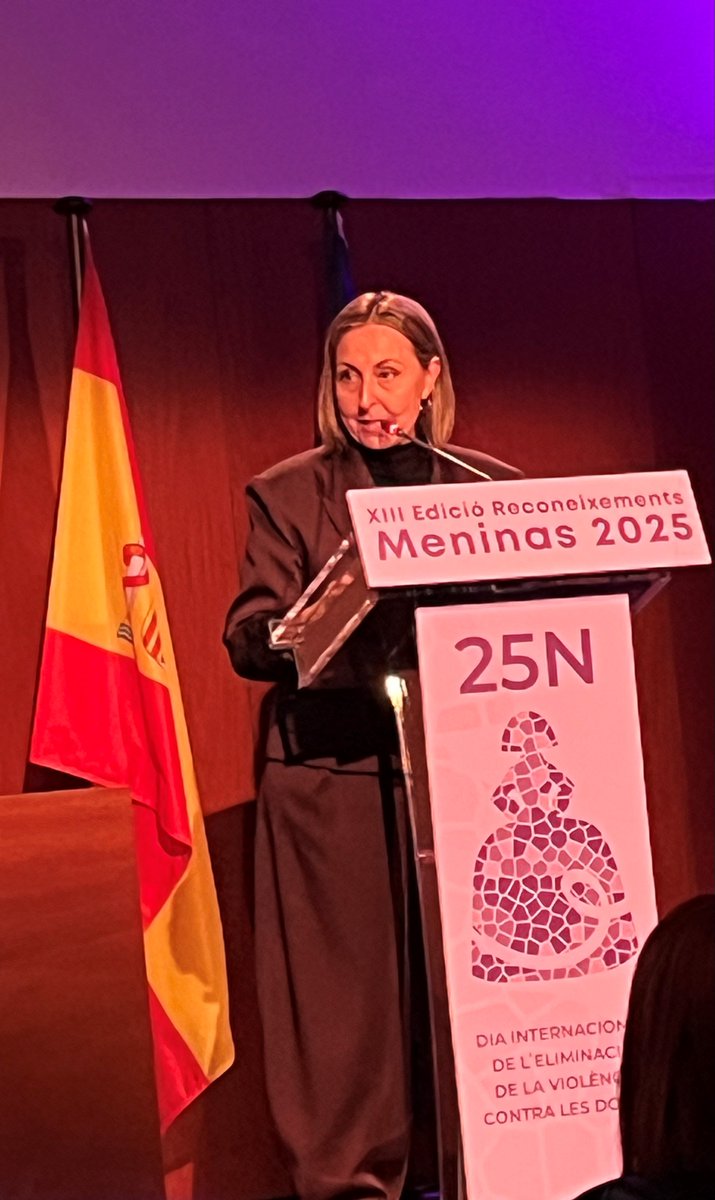 ConsulMexBCN's tweet photo. 💜@ConsulMexBCN acompañó al delegado @carlosprietogo en la entrega de reconocimientos Meninas 2025. Enhorabuena a las galardonadas Loles León, Teresa Compte, Almudena González García, Asociación Heroínas Anónimas, Asociación La Aurora y Asociación Down
#25N #16Días https://t.co/g09UOmZRgJ