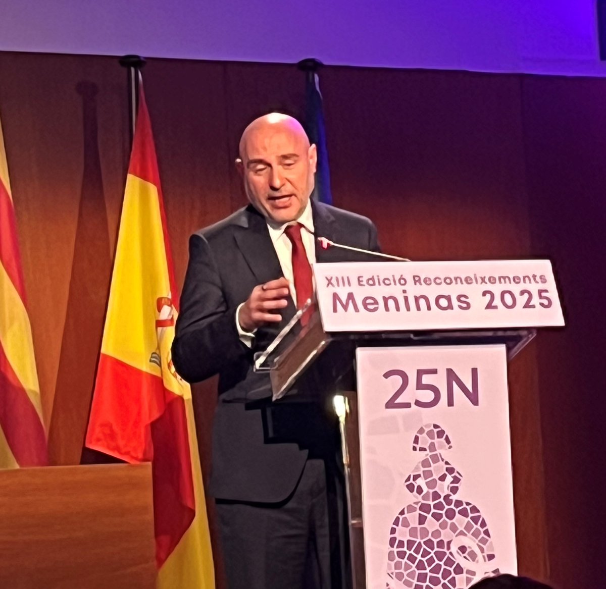 ConsulMexBCN's tweet photo. 💜@ConsulMexBCN acompañó al delegado @carlosprietogo en la entrega de reconocimientos Meninas 2025. Enhorabuena a las galardonadas Loles León, Teresa Compte, Almudena González García, Asociación Heroínas Anónimas, Asociación La Aurora y Asociación Down
#25N #16Días https://t.co/g09UOmZRgJ