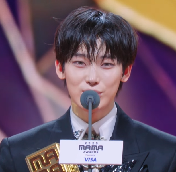 AboutMusicYT's tweet image. ENHYPEN&apos;s Sunoo is looking adorable accepting the group&apos;s Daesang today.