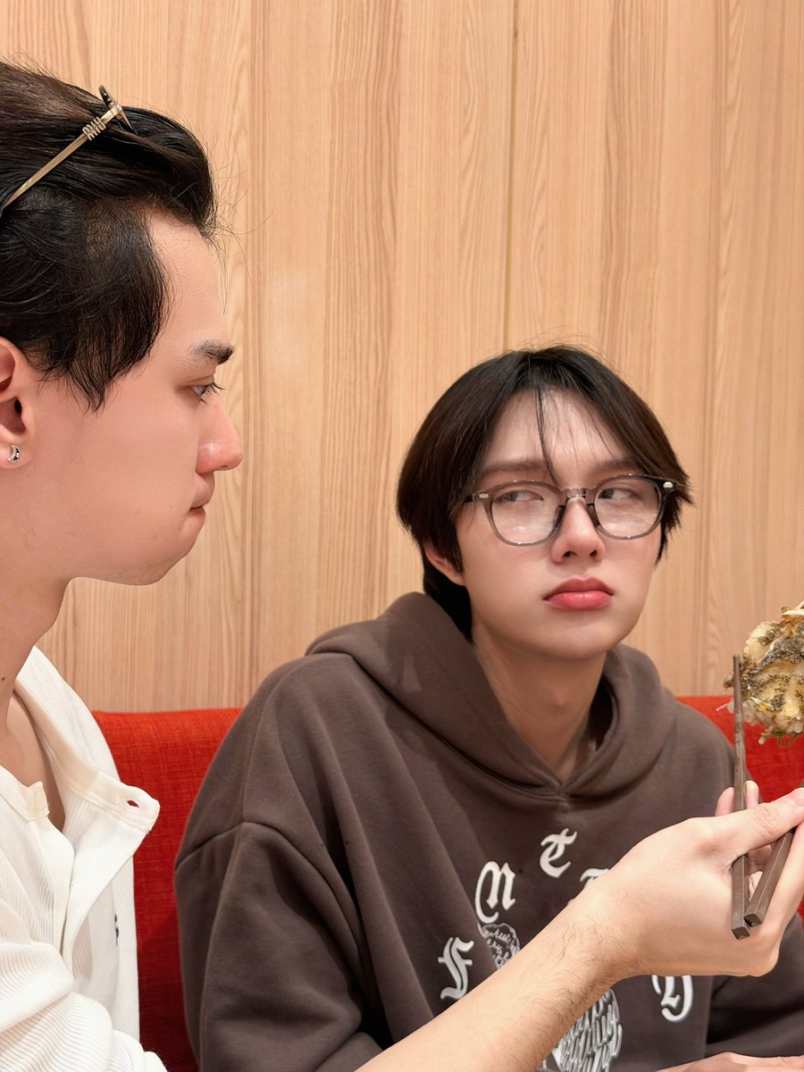 Chamook1919's tweet image. 🐰 : น้องอยากกินปลา 
🦆 : ป้อนหัวปลา
 #KengNamping