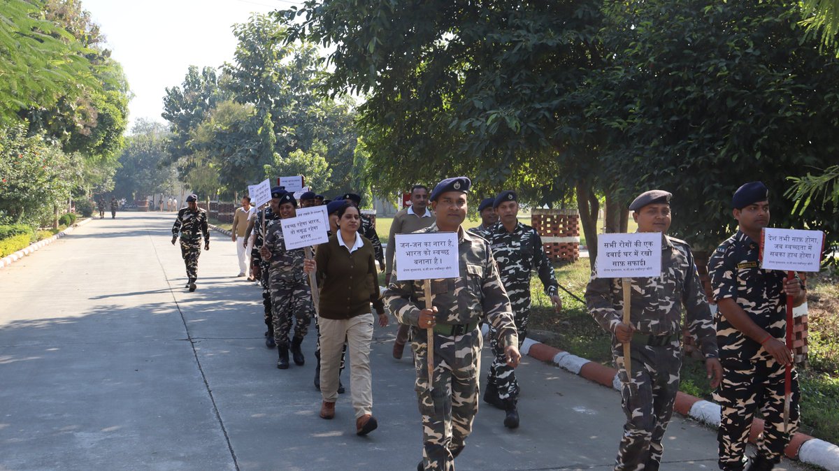 SectorSsb's tweet image. दिनांक 28 नवम्बर 2025  क्षेत्रक मुख्यालय, लखीमपुर खीरी द्वारा स्वच्छता अभियान के तहत स्थानीय लोगों को स्वच्छता में भागीदारी हेतु प्रोत्साहित करने तथा नागरिक भावना एवं व्यवहार में सुधार लाने के उद्देश्य से स्वच्छता रैली एवं जन-जागरूकता कार्यक्रम का आयोजन किया गया। #Awarenessdrive