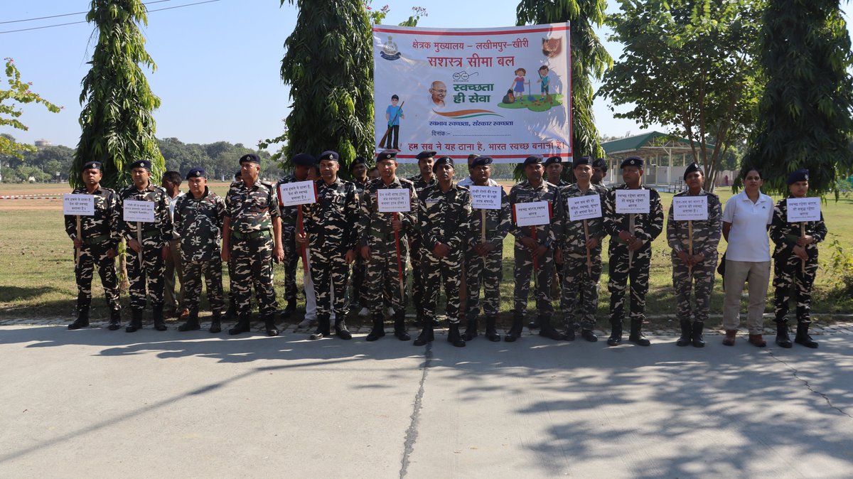 SectorSsb's tweet image. दिनांक 28 नवम्बर 2025  क्षेत्रक मुख्यालय, लखीमपुर खीरी द्वारा स्वच्छता अभियान के तहत स्थानीय लोगों को स्वच्छता में भागीदारी हेतु प्रोत्साहित करने तथा नागरिक भावना एवं व्यवहार में सुधार लाने के उद्देश्य से स्वच्छता रैली एवं जन-जागरूकता कार्यक्रम का आयोजन किया गया। #Awarenessdrive