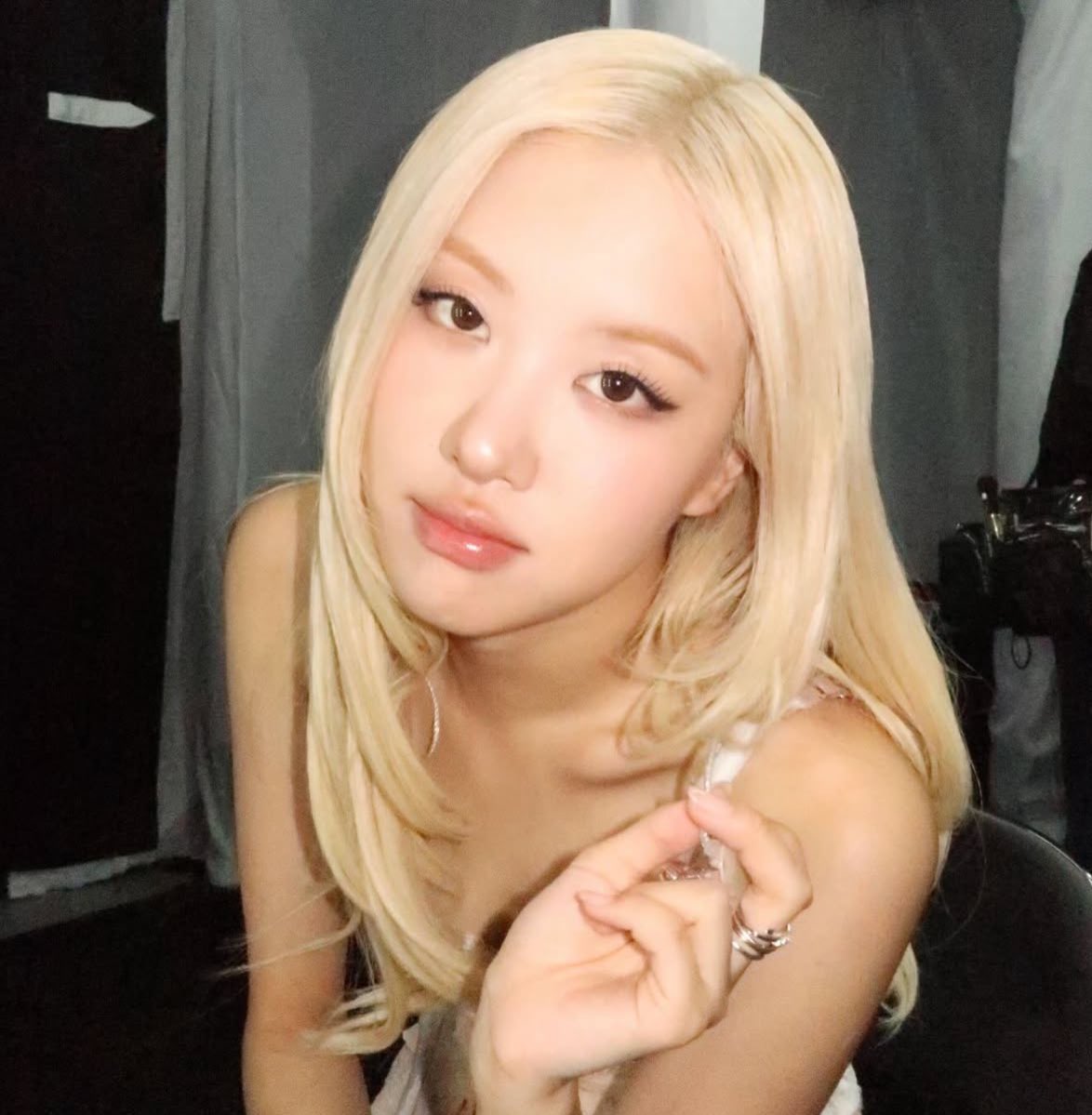 ROSÉ joins PSY, Cho Yong Pil and Taeyang as the only K-pop soloists in history to win Song of the Year (Daesang) at MAMA awards.