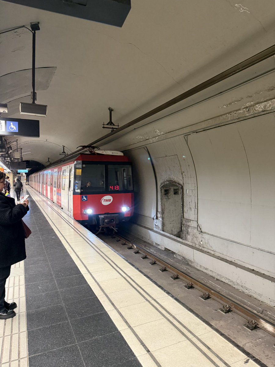 HIGASIDAI's tweet image. スペイン・バルセロナ到着。
ヨーロッパを感じさせる、素敵な街並み。
地下鉄で、市場に行きました。

#スペイン　#バルセロナ　#ブケリア市場　
#東大源