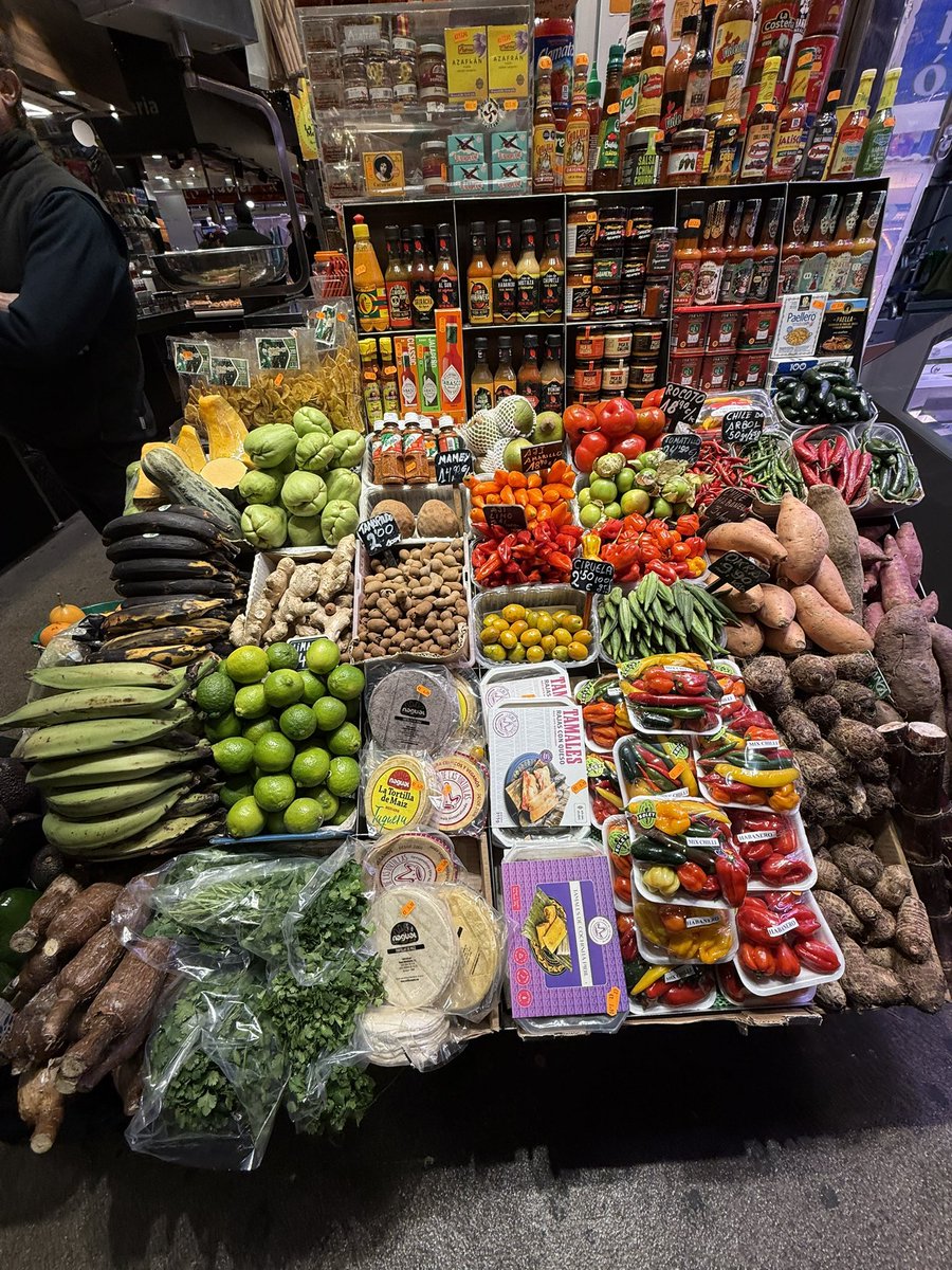 HIGASIDAI's tweet image. スペイン・バルセロナ到着。
ヨーロッパを感じさせる、素敵な街並み。
地下鉄で、市場に行きました。

#スペイン　#バルセロナ　#ブケリア市場　
#東大源