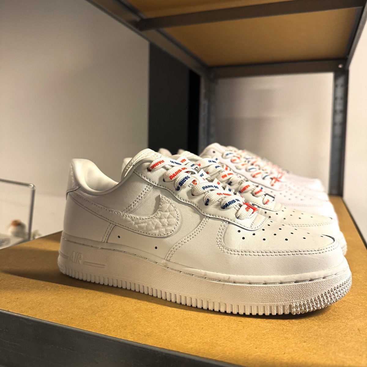 lnstantFoot's tweet image. 🚨 𝗨𝗡𝗘 𝗣𝗔𝗜𝗥𝗘 𝗗'𝗔𝗜𝗥 𝗙𝗢𝗥𝗖𝗘 𝟭 𝗡𝗜𝗞𝗘 𝗔𝗨𝗫 𝗖𝗢𝗨𝗟𝗘𝗨𝗥𝗦 𝗗𝗨 𝗣𝗦𝗚. 🤩❤️💙

Ce dimanche au Mégastore du Paris Saint-Germain, vous pourrez acheter une paire d'Air Force 1 et la customiser à votre guise ! 👟

Une customisation en 3 étapes :

👉 Une étiquette…