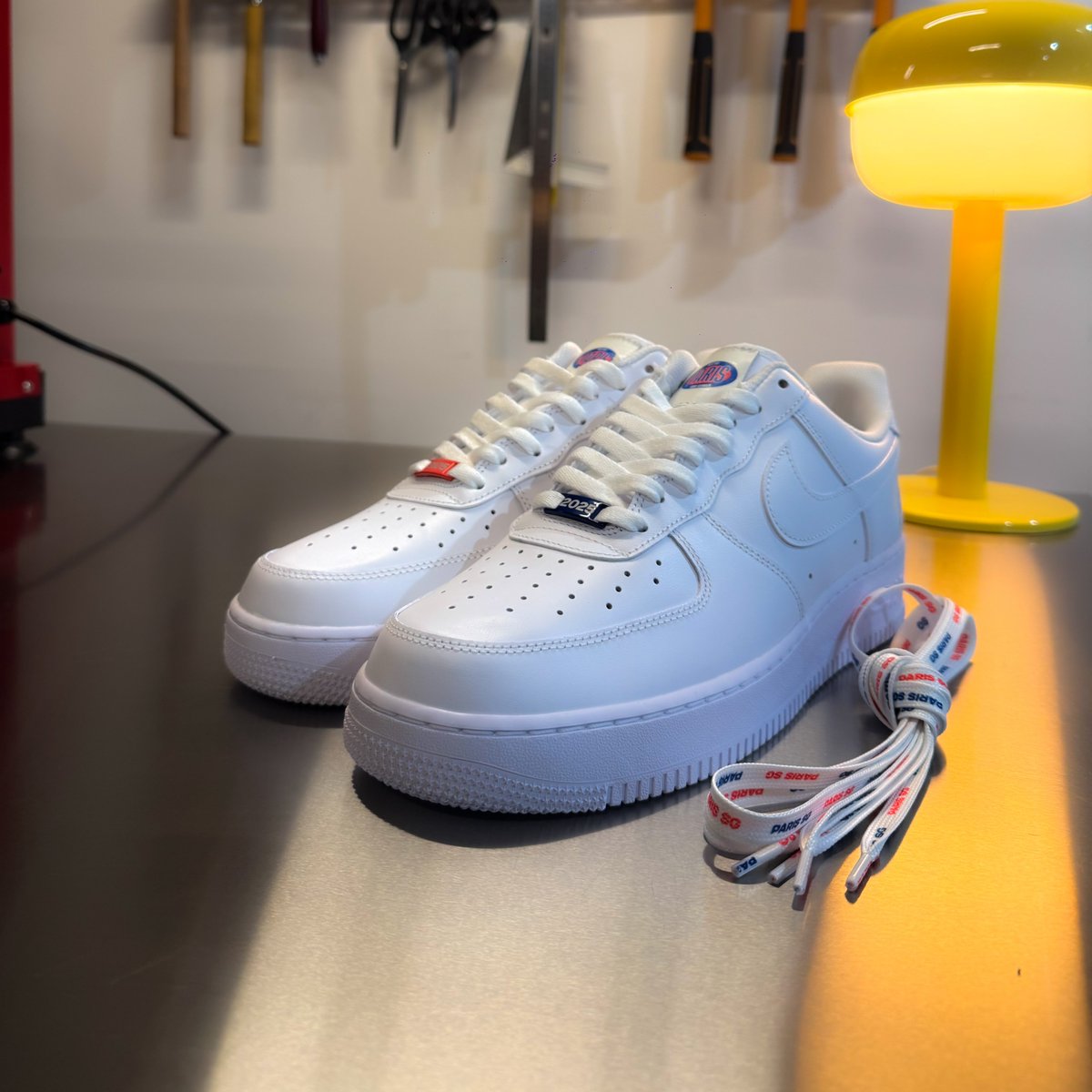 lnstantFoot's tweet image. 🚨 𝗨𝗡𝗘 𝗣𝗔𝗜𝗥𝗘 𝗗'𝗔𝗜𝗥 𝗙𝗢𝗥𝗖𝗘 𝟭 𝗡𝗜𝗞𝗘 𝗔𝗨𝗫 𝗖𝗢𝗨𝗟𝗘𝗨𝗥𝗦 𝗗𝗨 𝗣𝗦𝗚. 🤩❤️💙

Ce dimanche au Mégastore du Paris Saint-Germain, vous pourrez acheter une paire d'Air Force 1 et la customiser à votre guise ! 👟

Une customisation en 3 étapes :

👉 Une étiquette…