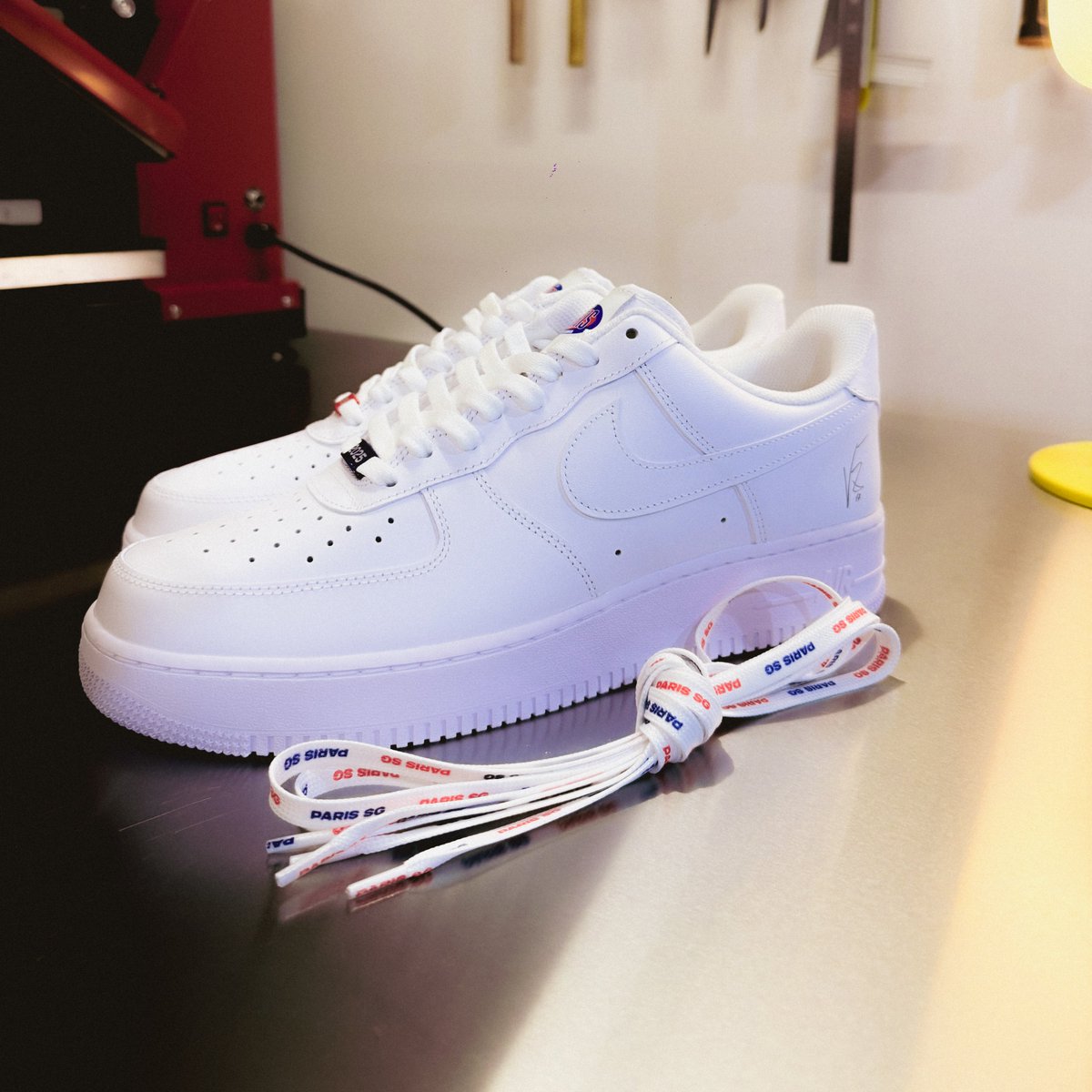 lnstantFoot's tweet image. 🚨 𝗨𝗡𝗘 𝗣𝗔𝗜𝗥𝗘 𝗗'𝗔𝗜𝗥 𝗙𝗢𝗥𝗖𝗘 𝟭 𝗡𝗜𝗞𝗘 𝗔𝗨𝗫 𝗖𝗢𝗨𝗟𝗘𝗨𝗥𝗦 𝗗𝗨 𝗣𝗦𝗚. 🤩❤️💙

Ce dimanche au Mégastore du Paris Saint-Germain, vous pourrez acheter une paire d'Air Force 1 et la customiser à votre guise ! 👟

Une customisation en 3 étapes :

👉 Une étiquette…