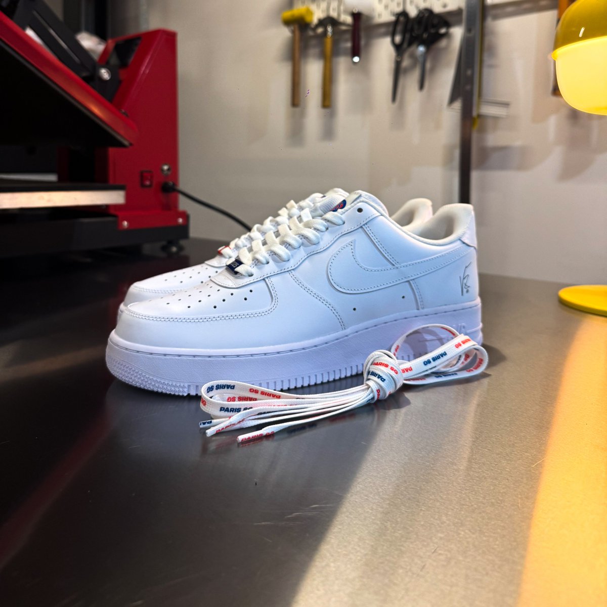 lnstantFoot's tweet image. 🚨 𝗨𝗡𝗘 𝗣𝗔𝗜𝗥𝗘 𝗗'𝗔𝗜𝗥 𝗙𝗢𝗥𝗖𝗘 𝟭 𝗡𝗜𝗞𝗘 𝗔𝗨𝗫 𝗖𝗢𝗨𝗟𝗘𝗨𝗥𝗦 𝗗𝗨 𝗣𝗦𝗚. 🤩❤️💙

Ce dimanche au Mégastore du Paris Saint-Germain, vous pourrez acheter une paire d'Air Force 1 et la customiser à votre guise ! 👟

Une customisation en 3 étapes :

👉 Une étiquette…