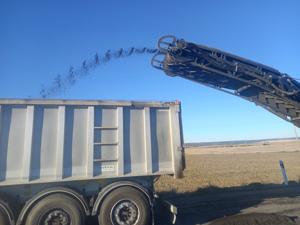 ☑️ <a href="/AndaluciaJunta/">Junta de Andalucía</a> ejecuta mejoras en asfaltado de la A-472, entre los kilómetros 40 y 42, en el municipio de Villarrasa
✔️ La actuación pretende garantizar la estabilidad, durabilidad y resistencia del pavimento para ofrecer máxima seguridad a todo tipo de vehículos

<a href="/jimyhuelva/">Jimy Pérez Guerrero</a>