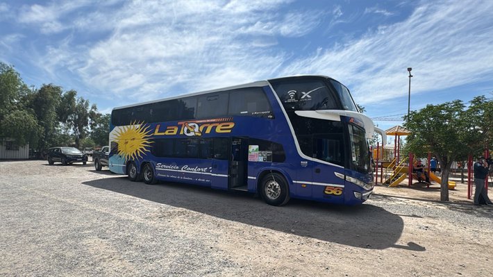 TarquinoPaspala's tweet photo. Los delincuentes q asaltaron un bus con turistas argentinos no eran chilenos, pasajeros de la máquina afirmaron q eran caribeños. Les decían q querían plata pq tenían q mandar a su país por navidad. Gracias Piñera por traer estos delincuentes, este es tu legado y la inmigración. https://t.co/uhJ3Q6gJVU