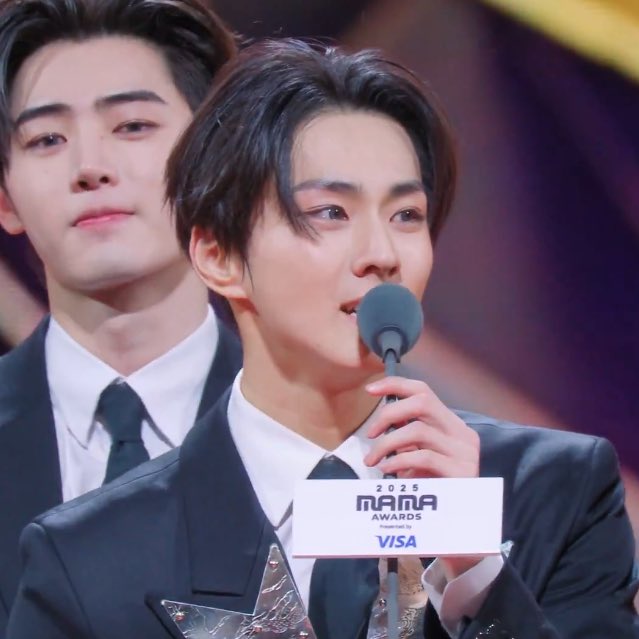 YANG JUNGWON OUR LEADER 😭🫂