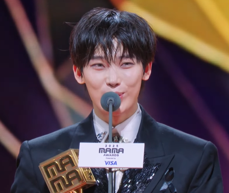 AboutMusicYT's tweet image. ENHYPEN&apos;s Sunoo is looking adorable accepting the group&apos;s Daesang today.